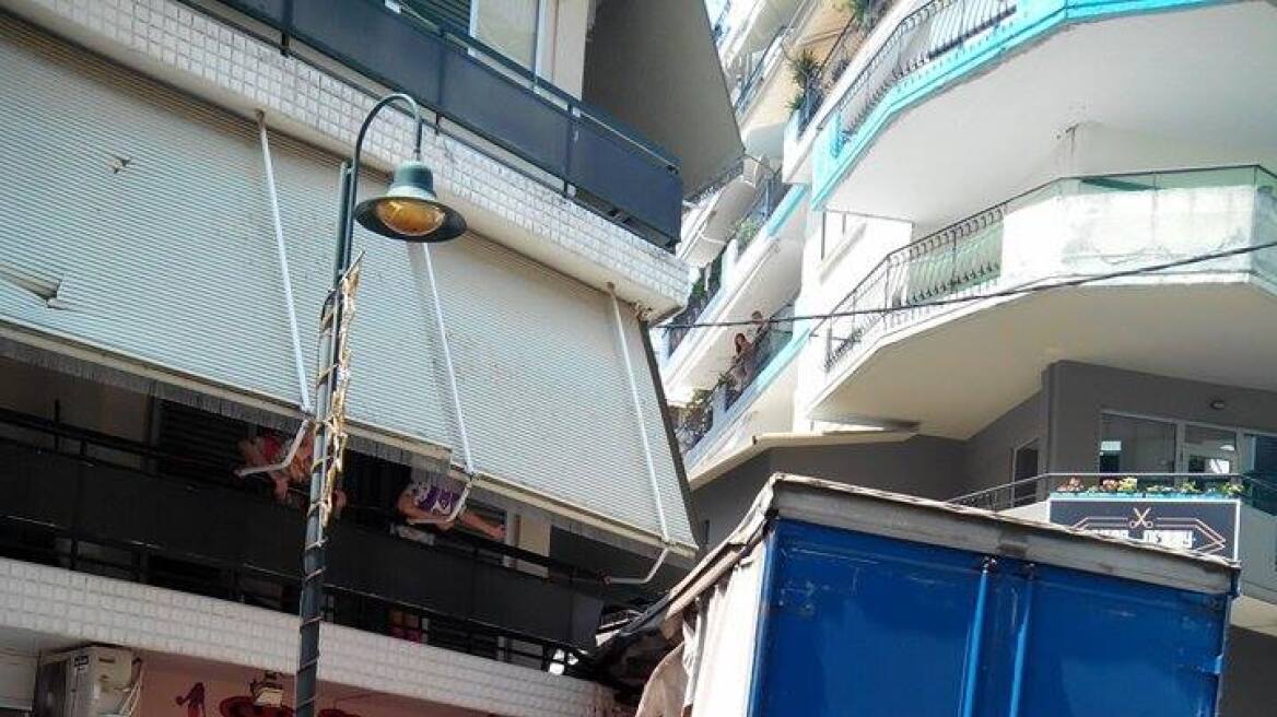 Απίστευτη εικόνα: Νταλίκα σφήνωσε σε μπαλκόνι σπιτιού στην Λάρισα!